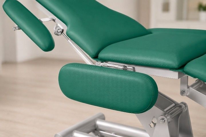 Ecopostural Therapieliege elektrisch »C5986« mit Armauflagen, 62 cm Liegenbreite und Nasenhörnchen