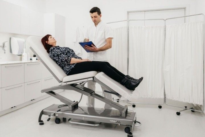Novak M Untersuchungsliege »S4« | elektrische Höhenverstellung, 4-teilig, 65 cm Liegenbreite
