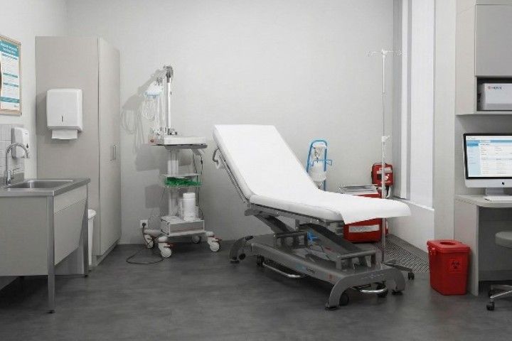 Novak M Untersuchungsliege »SXL« | elektrische Höhenverstellung, langes Rückenteil, 65 cm Liegenbreite