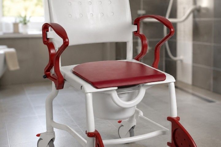 Rebotec Dusch- und Toilettenrollstuhl Erfurt mit Eimeraufnahme, Eimer und Sitzpolster, Grau-Rubinrot