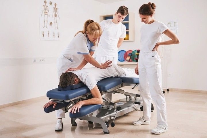 Novak M Therapieliege »S3 - basic« | elektrische Höhenverstellung, 3-tlg. Kopfteil, Dachstellung