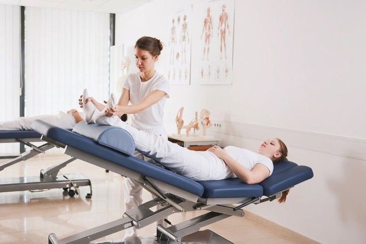 Novak M Therapieliege »S3 - basic« | elektrische Höhenverstellung, 3-tlg. Kopfteil, Dachstellung