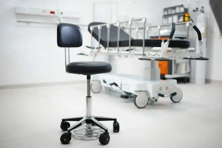 Novak M OP-Hocker mit Lehne