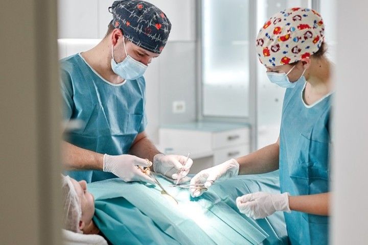 Novak M Tagesklinik-Operationsliege »S« inkl. OP-Hocker gratis | Rundumschaltung, 6-tlg. Liegefläche, antistatische Polsterung