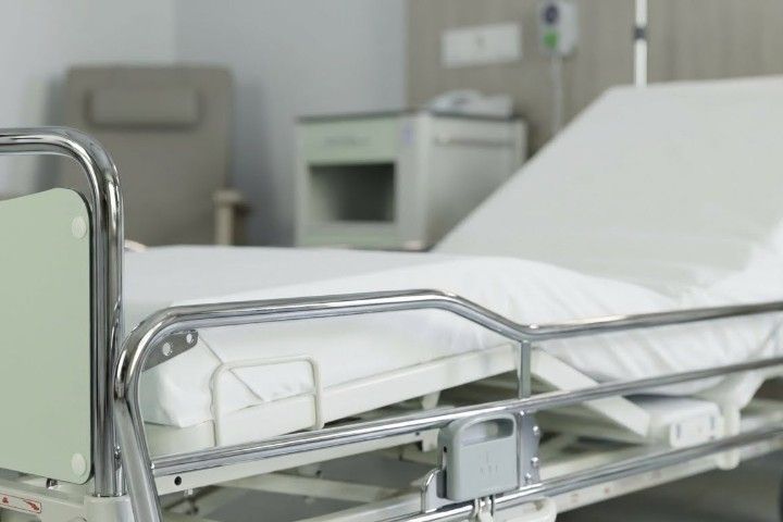Krankenhausbett ScanAfia »X ICU E-480« mit Gestell in Reinweiß (RAL 9010)