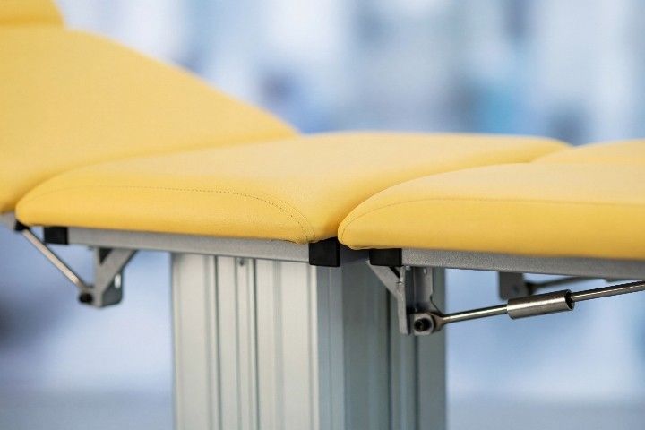 Behandlungsliege /5-tlg. zentrale Hubsäule