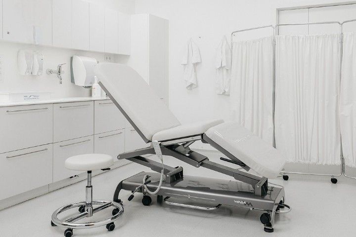 Novak M Untersuchungsliege »SXL plus« | elektrische Höhenverstellung, langes Rückenteil, 65 cm Liegenbreite