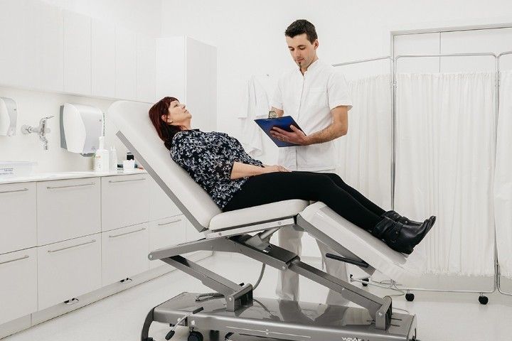 Novak M Untersuchungsliege »SXL plus« | elektrische Höhenverstellung, langes Rückenteil, 65 cm Liegenbreite