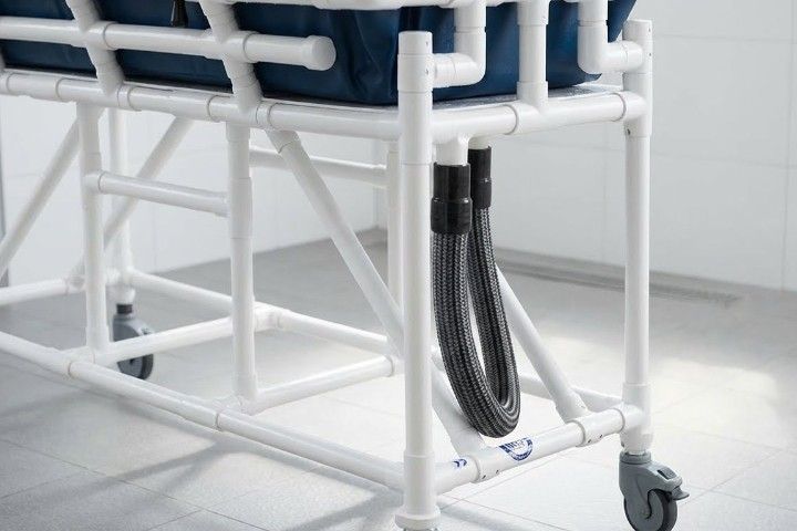 Duschliege für Kinder mit gepolsterter Wanne