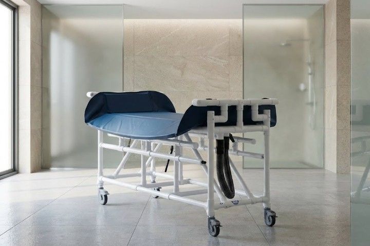 Duschliege für Kinder mit gepolsterter Wanne