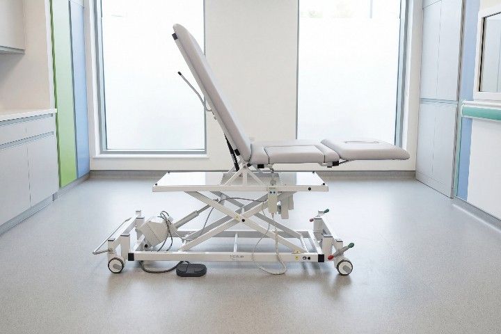 Echokardiographie-Liege mit Echoausschnitt im Mittelteil, Dachstellung, Anti-/ Trendelenburg | Modell 2690