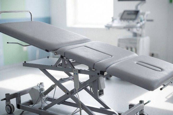 Echokardiographie-Liege mit Echoausschnitt im Mittelteil, Dachstellung, Anti-/ Trendelenburg | Modell 2690