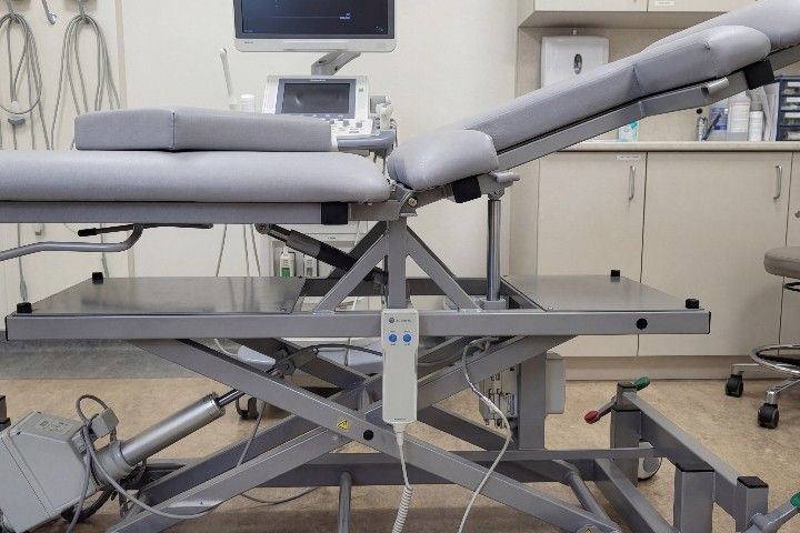 Echokardiographie-Liege mit Echoausschnitt im Mittelteil, Dachstellung, Anti-/ Trendelenburg | Modell 2690