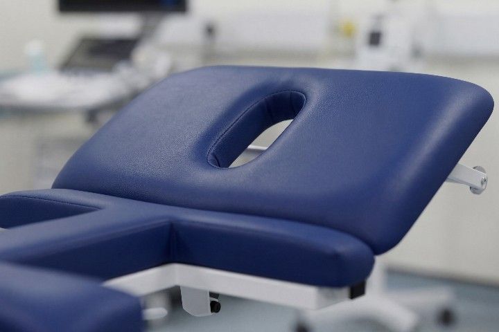 Echokardiographie-Liege, beidseitige Echoausschnitte, Dachstellung, Anti-/ Trendelenburg | Modell 2695 XLE