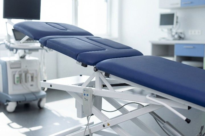 Echokardiographie-Liege, beidseitige Echoausschnitte, Dachstellung, Anti-/ Trendelenburg | Modell 2695 XLE