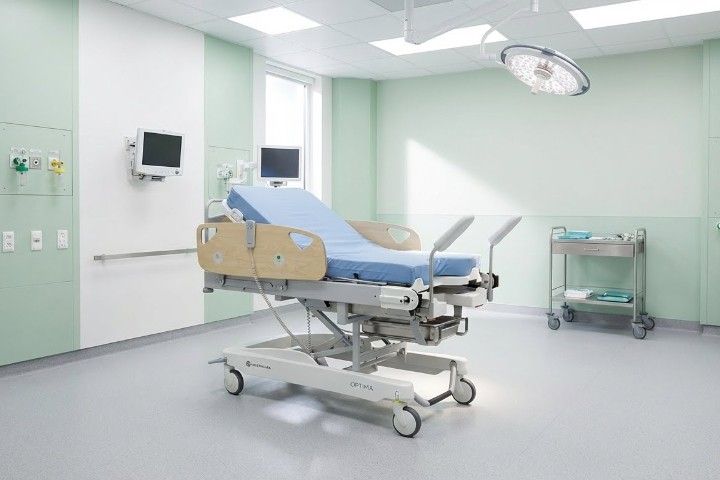 Entbindungsbett Lojer Merivaara »Optima« | hydraulisch, ausklappbares Beinteil