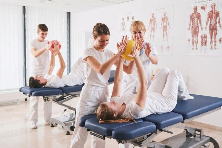 Novak M Therapieliege »S3 - basic« | elektrische Höhenverstellung, 3-tlg. Kopfteil, Dachstellung