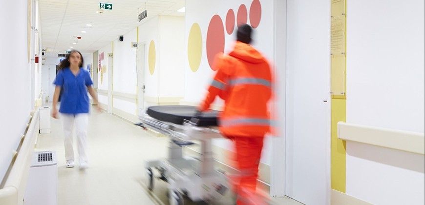 Novak M Patienten Transportliege, Stretcher »X2« | 2-tlg., elektrische Höhenverstellung, Seitengitter