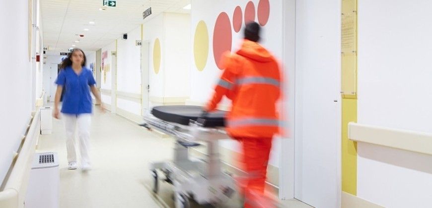 Novak M Patienten Transportliege, Stretcher »X2« | 4-tlg., elektrische Höhenverstellung, Seitengitter