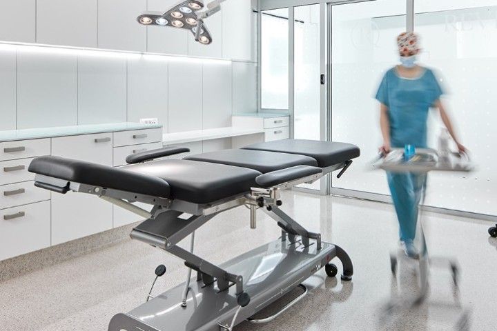 Novak M Tagesklinik-Operationsliege »S« | Rundumschaltung, 6-tlg. Liegefläche, antistatische Polsterung