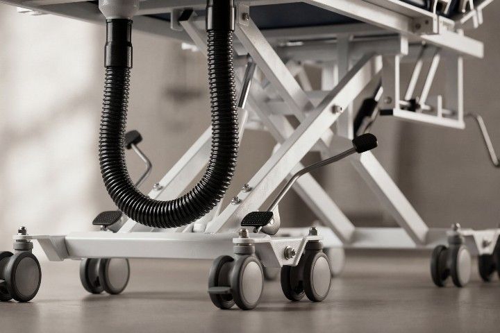 Duschwagen höhenverstellbar, mit gepolsterter Wanne