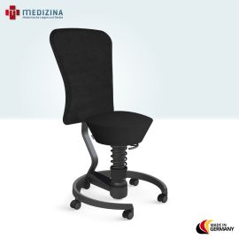 Abb. zeigt den Aeris Bürohocker »Swopper Work« mit Gabriel Select in Schwarz, pulverbeschichtetem Aluminiumfußring, schwarzem Gestell und Rückenlehne, höhenverstellbarer Federbeinart Low und Hartbodenrollen.