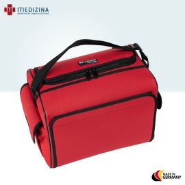 Abb. zeigt die Bollmann Pflegetasche in Rot mit umlaufendem Reißverschluss, Tragegriff und Schultergurt. Ausgestattet mit einem Polymousse-Material, Kantenschutz und einem Innenraum für medizinische Utensilien und Dokumente.