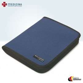 Abb. zeigt die Bollmann Formularmappe für Rezepte und Karteikarten in Blau im DIN-A5-Format mit 11 separaten Fächern. Ausgestattet mit strapazierfähigem Polymousse-Material, kratzfester Oberfläche und leicht zugänglicher Organisationsstruktur.