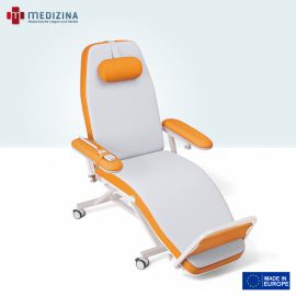 Abb. zeigt Digiterm Behandlungsstuhl »Comfort-2 Eco« mit DuoShape-Polsterung, Kopfkissen, verstellbaren Armlehnen, Fußstütze (optional), Handschalter und Ø 7,5 cm Doppellaufrollen.