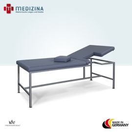 Abb. zeigt die Echokardiographieliege Modell 117-04 mit der Gestellfarbe Grau-Alu und der Polsterfarbe Platin mit Sonderkopfteilverstellung Gasdruckfeder statt Raster.