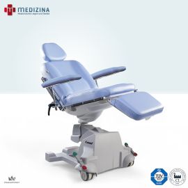 Abb. zeigt den Lemi Behandlungsstuhl »Dreamed Zak Move« mit ausgewählten Normschienen am Sitzteil. Ausgestattet mit vier Elektromotoren, nahtloser anatomischer „Easy-to-clean“-Polsterung mit Zak-Kopfteil, MOVE-Untergestell mit integrierten Rollen.