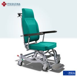Abb. zeigt den Patiententransportstuhl »Elba 3« mit hoher Rückenlehne, seitlich aufklappbaren Armlehnen und Schwenkrollen (Ø 12,5 cm) . Ausgestattet mit Fußablage, zentralem Bremssystem auf den Hinterrollen und Neigungsverstellung.