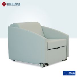 Abb. zeigt den Nursen Relaxsessel »Salza Soft« in Sitzposition mit gepolsterten Armlehnen, Rollen und Fußstütze. Ausgestattet mit drei Positionen und einem robusten, klappbaren Metallmechanismus. 