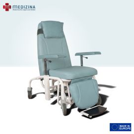 Abb. zeigt Patiententransportstuhl »TUNAS« mit Armauflagen, Hebel zur Höhenverstellung und Kopfkissen (optional).