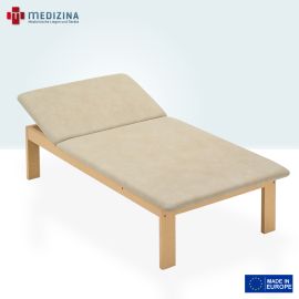 Abb. zeigt die Bobath Liege »Ranim LT 100« mit 2-tlg. Liegefläche und verstelltem Kopfteil. Ausgestattet mit einem stabilem Holzgestell, 100 cm Breite und einer niedrigen Liegehöhe von 50 cm.