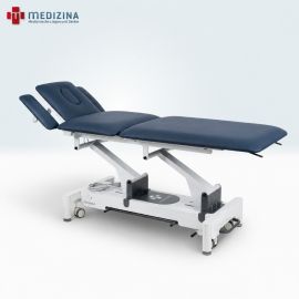 Abb. zeigt die MEDIZINA Therapieliege Sanatix Adapt 5 mit 5-tlg. Liegefläche und 3-tlg. verstellbarem Kopfteil. Ausgestattet mit zwei Motoren, Rädergestell und Rundumschaltung.