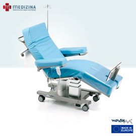 Abb. zeigt den Therapiestuhl Novak M »ZeroG luxury« in Zero-Gravity-Position mit Armlehnen, Schiebegriff, Papierrollenhalter, verstellbarem Fußteil und Infusionsständer. Ausgestattet mit zentral blockierbaren Rollen (Ø 100 mm) und Handschalter.