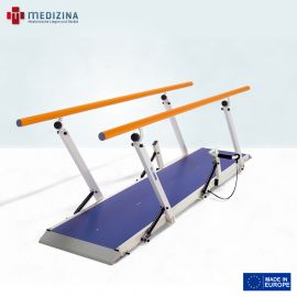 Abb. zeigt den Gehbarren »Plus« mit einer Länge von 2 Metern. Ausgestattet mit höhenverstellbaren Handläufen (74-102 cm), rutschsicheren Thermoplastgriffen, Holzplattform mit Rampe und einem innovativen STandGOSystem™ zur schnellen Anpassung.