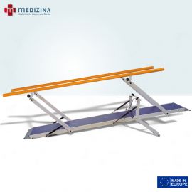 Abb. zeigt den Gehbarren »Plus Tilt« mit einer Länge von 3 Metern, höhenverstellbaren Handläufen und neigbarer Plattform. Ausgestattet mit rutschsicheren Thermoplast-Handläufe und zweifach laminierten Holzplattform und manuell einstellbarer Neigung bis 10