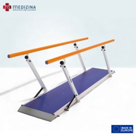 Abb. zeigt den Gehbarren »Plus« mit einer Länge von 3 Metern. Ausgestattet mit höhenverstellbaren Handläufen (74-102 cm), rutschsicheren Thermoplastriffen, Holzplattform mit Rampe und einem innovativen STandGOSystem™ zur schnellen Anpassung.