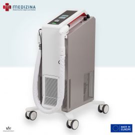 Abb. zeigt Kryotherapiegerät Gymna »Cryoflow ICE-IR« inkl. feststellbaren Rollen, Haltegriff mit Schlauch und Schutzverkleidung. Zentraler LCD-Bildschirm mit Variationen während der Benutzung. Düsen in verschiedenen Größen seitlich integriert.