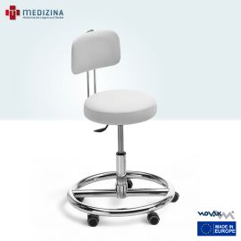 Abb. zeigt den Novak M Therapiehocker mit Rückenlehne, rundem Fußkreuz und fünf Rollen. Ausgestattet mit höhenverstellbarem Sitz über Handauslöser.