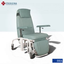 Abb. zeigt Patiententransportstuhl »TUNAS« mit Armauflagen, Hebel zur Höhenverstellung und Kopfkissen (optional).