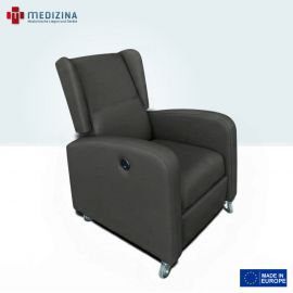 Abb. zeigt den Relaxsessel »Bella« mit hoher Rückenlehne in Ohrensessel-Form, seitlich abgerundeten Armlehnen und vier Kunststoffrollen. Ausgestattet mit USB-Port, elektrisch synchron verstellbarer Rückenlehne und Beinauflage.