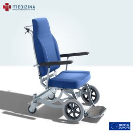 Abb. zeigt den Patiententransportstuhl »Ischia 2« mit hoher Rückenlehne, seitlich aufklappbaren Armlehnen und großen Vorderrädern. Ausgestattet mit Fußablage, zentralem Bremssystem auf den Hinterrollen und Neigungsverstellung.