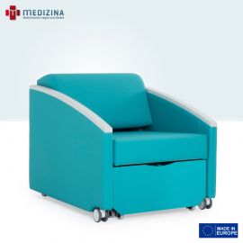 Abb. zeigt den Nursen Relaxsessel »Salza Practic« in Sitzposition mit Kunststoffarmlehnen, Rollen und integriertem Fußteil. Ausgestattet mit drei Positionen und einem robusten, klappbaren Metallmechanismus.