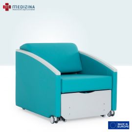 Abb. zeigt den Nursen Relaxsessel »Salza Practic HPL« in Sitzposition mit Kunststoffarmlehnen, Rollen und Fußstütze aus HPL Hochdruck-Laminat. Ausgestattet mit drei Positionen und einem robusten, klappbaren Metallmechanismus.