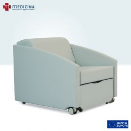 Abb. zeigt den Nursen Relaxsessel »Salza Soft« in Sitzposition mit gepolsterten Armlehnen, Rollen und Fußstütze. Ausgestattet mit drei Positionen und einem robusten, klappbaren Metallmechanismus. 