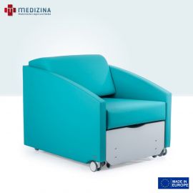 Abb. zeigt den Nursen Relaxsessel »Salza Soft HPL« in Sitzposition mit gepolsterten Armlehnen, Rollen und Fußstütze aus HPL Hochdruck-Laminat. Ausgestattet mit drei Positionen und einem robusten, klappbaren Metallmechanismus.