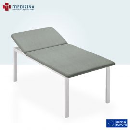 Abb. zeigt die Bobath Liege »Metal HT 100« mit 2-tlg. Liegefläche und verstelltem Kopfteil. Ausgestattet mit stabilem Metallgestell, 100 cm Breite und einer Liegehöhe von 78 cm.